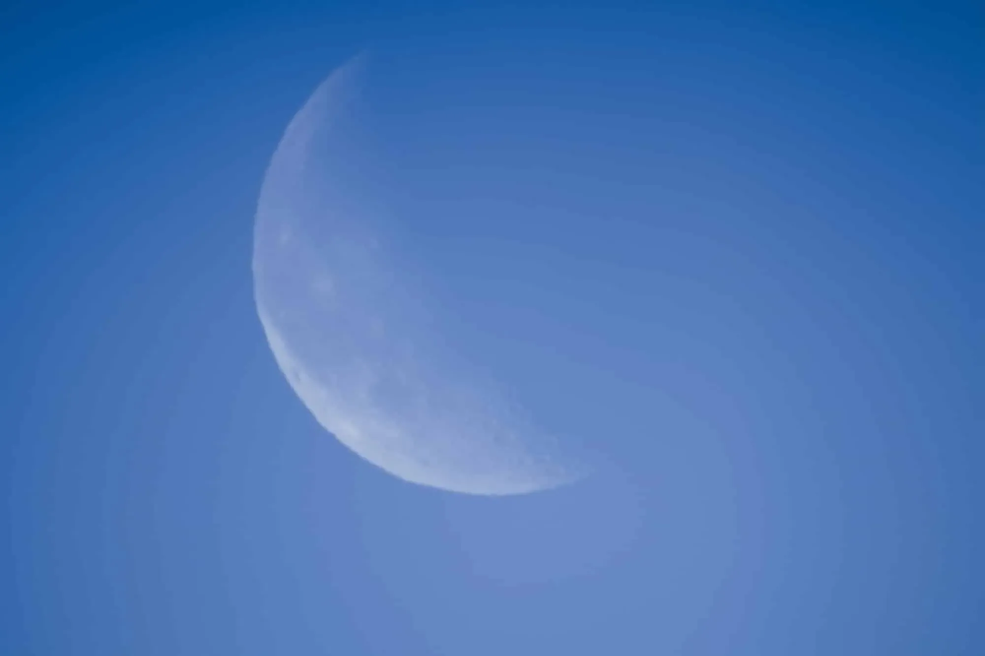 La Lune en plein jour